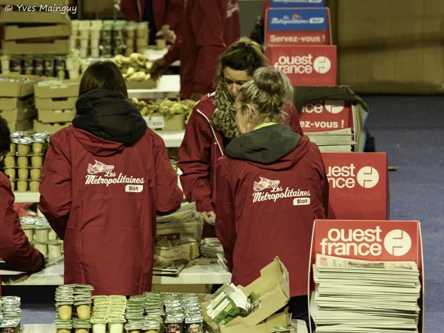 La chaîne de préparation des sacs, entre les cartons de dotation et les piles de journaux.