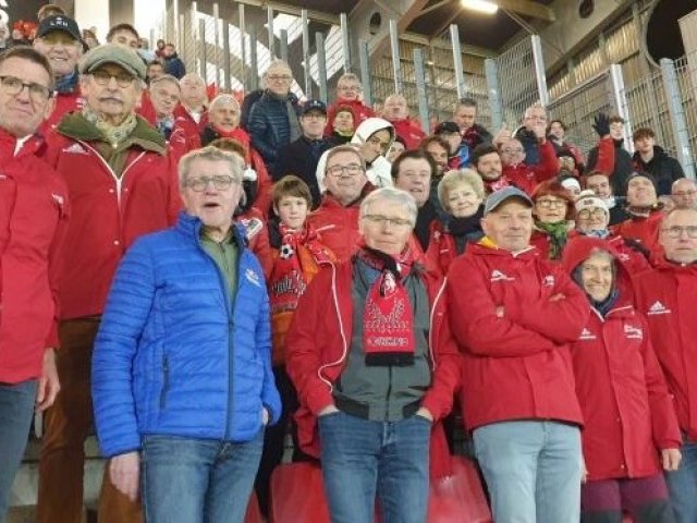 La photo de groupe des bénévoles, après la course.